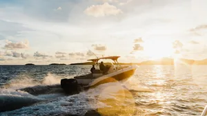 Al Dhaen 38 Vice — under way in the sun