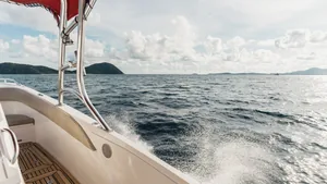 Al Dhaen 38 Vice — deck at speed
