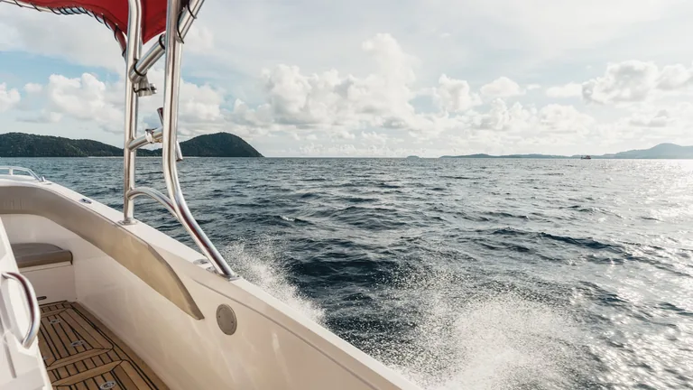 Al Dhaen 38 Vice — deck at speed