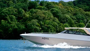 AQVA 37 — under way, close-up