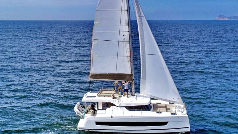 Bali 41 — under sail, side view
