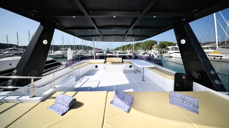Bon Bon 52 — upper-deck loungers