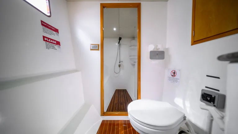 Bon Bon 52 — bathroom