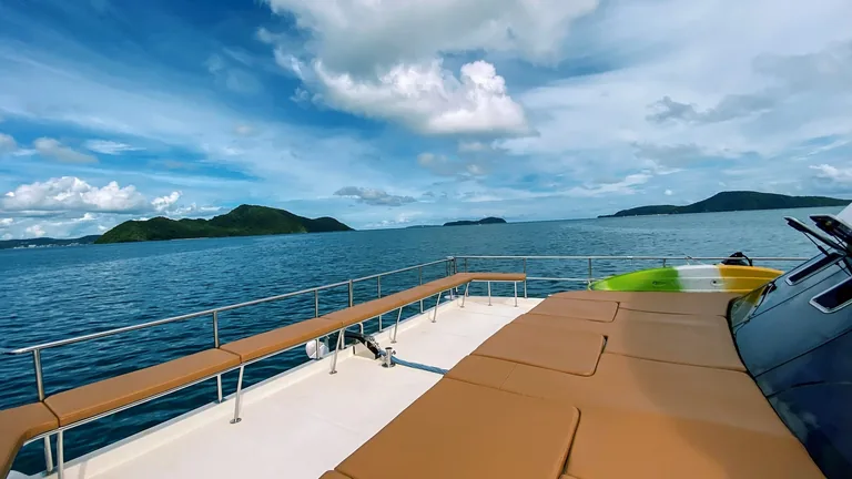 Fortuna 55 — upper-deck loungers