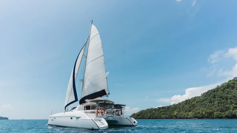 Fountaine Pajot 40 Coco — sailing Fountaine Pajot 40 Coco — sailing