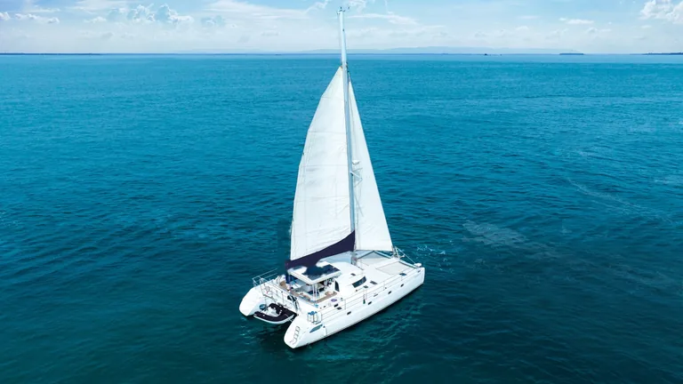 Fountaine Pajot 42 Tahaa — aerial view at sea