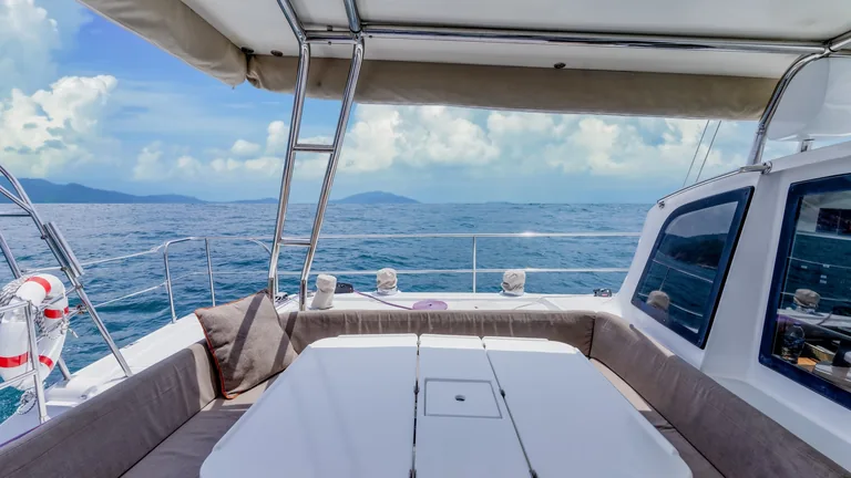 Fountaine Pajot 42 Tahaa — cockpit