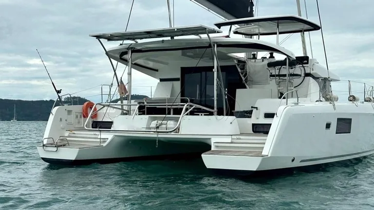 Lagoon 42 — exterior