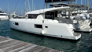 Lagoon 42 — hull