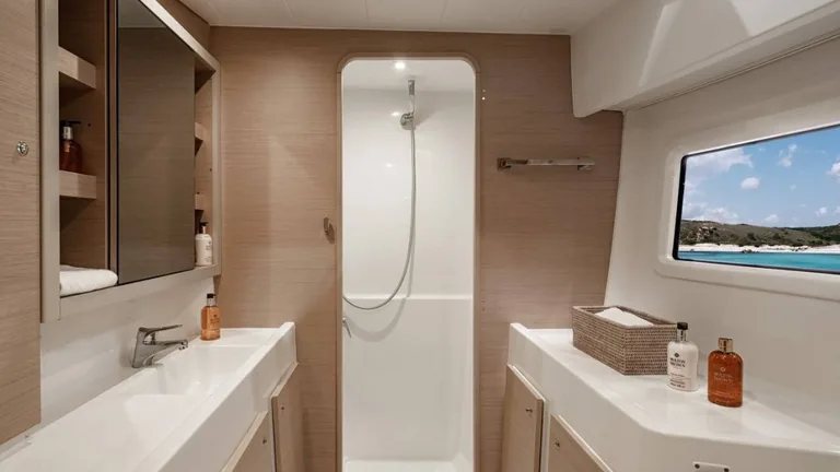 Lagoon 42 — bathroom