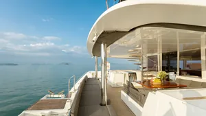 Lagoon 56 OO7 — side deck