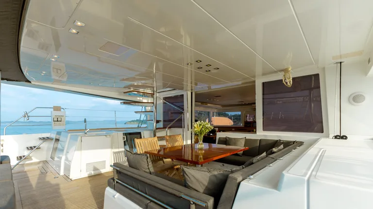 Lagoon 56 OO7 — saloon