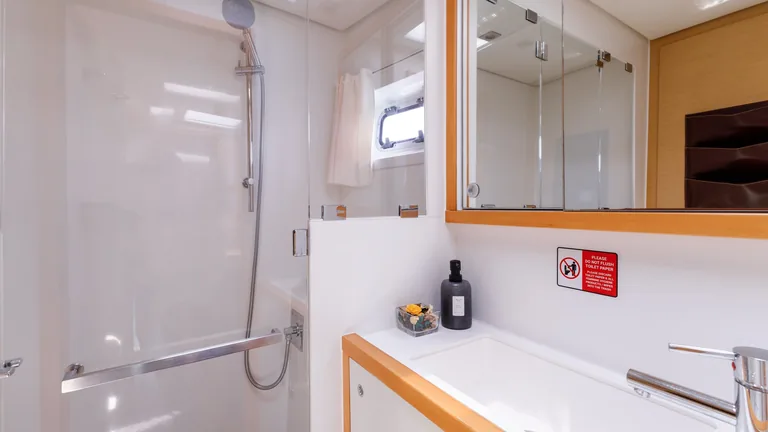Lagoon 56 OO7 — bathroom
