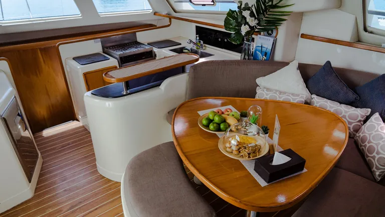 Leopard 47 Summer S — dining area