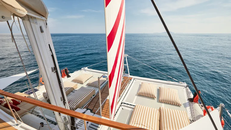 Lobster 78 — lounge deck