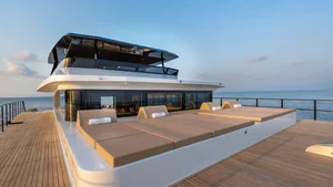 Pisces 85 — bow deck