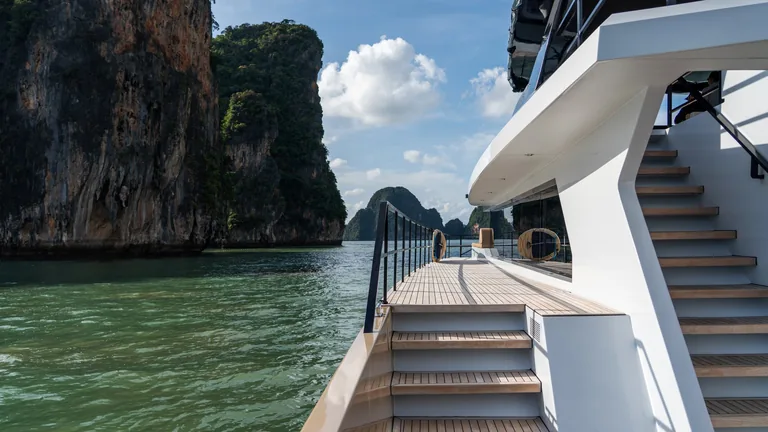 Pisces 85 — stairs between decks