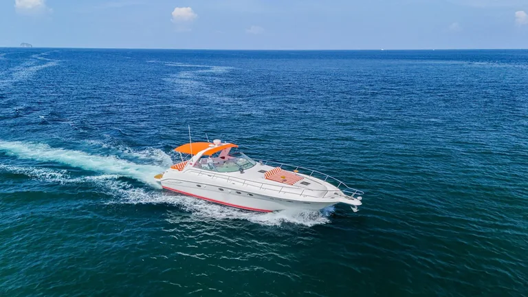 Sea Ray Sundancer 46 Vodka — under way Sea Ray Sundancer 46 Vodka — under way