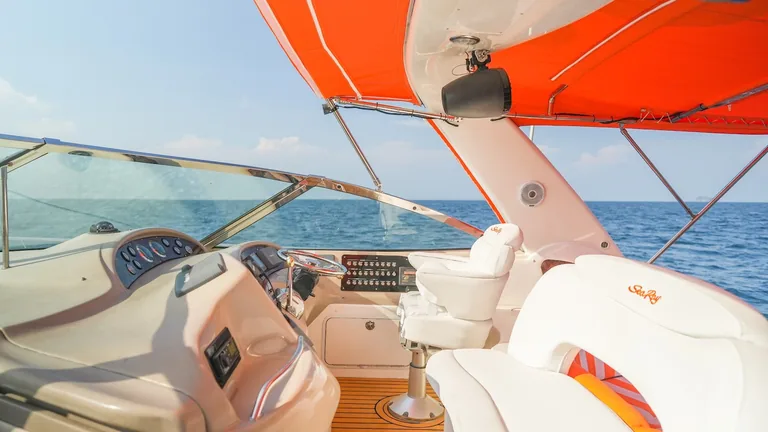 Sea Ray Sundancer 46 Vodka — helm station Sea Ray Sundancer 46 Vodka — helm station