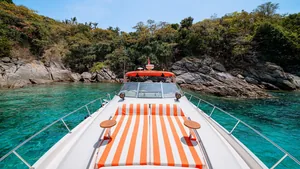Sea Ray Sundancer 46 Vodka — bow lounge Sea Ray Sundancer 46 Vodka — bow lounge