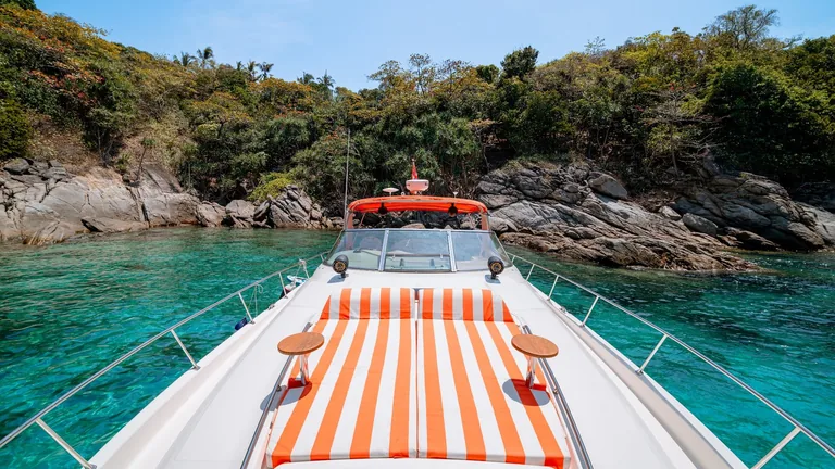 Sea Ray Sundancer 46 Vodka — bow lounge Sea Ray Sundancer 46 Vodka — bow lounge