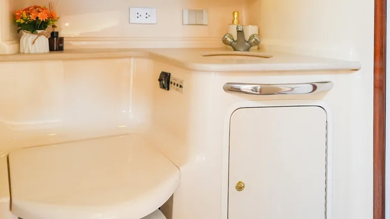 Sea Ray Sundancer 46 Vodka — bathroom Sea Ray Sundancer 46 Vodka — bathroom