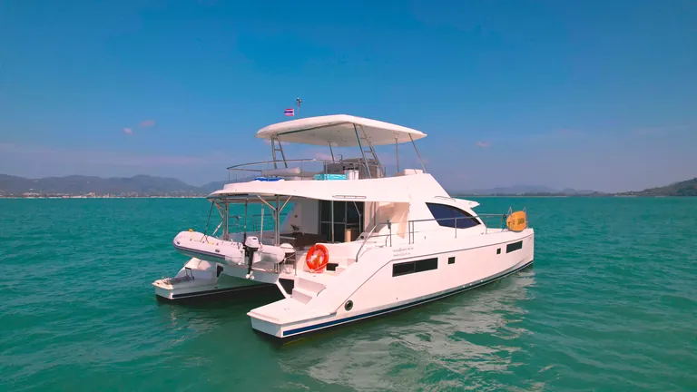 Leopard 51 Se La Vie — side profile at anchor