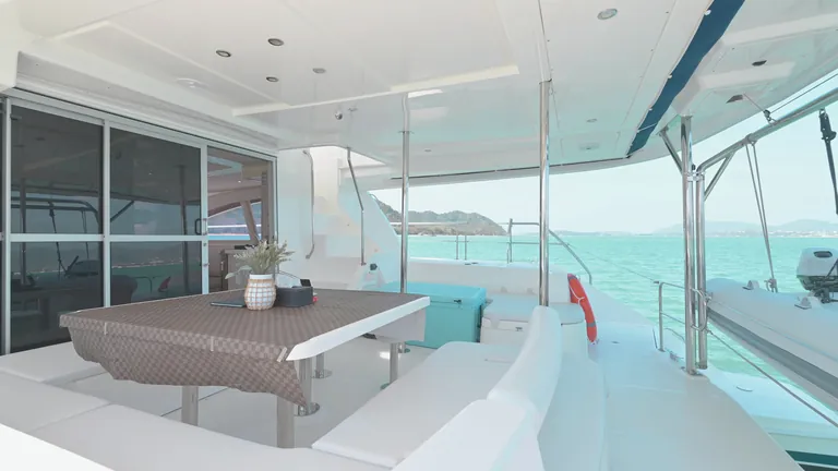Leopard 51 Se La Vie — cockpit dining table