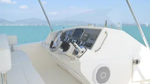 Leopard 51 Se La Vie — helm station