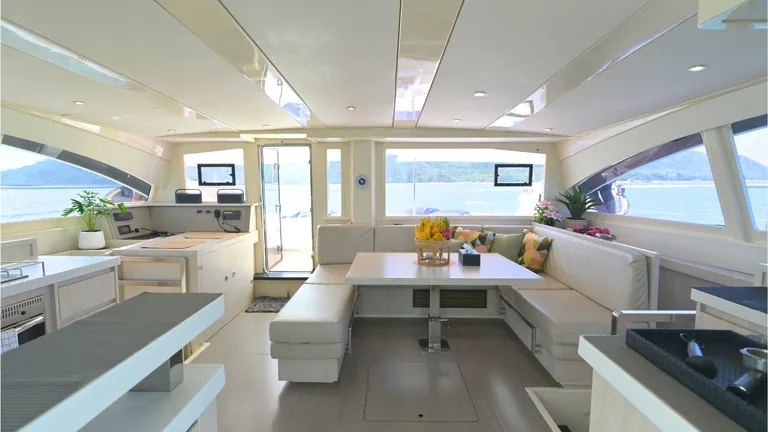 Leopard 51 Se La Vie — saloon