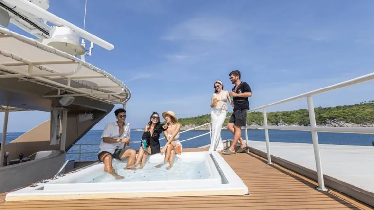 Vanora 170 — jacuzzi on the bow Vanora 170 — jacuzzi on the bow