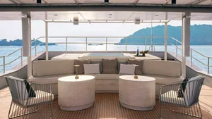 Vanora 170 — upper-deck lounge Vanora 170 — upper-deck lounge