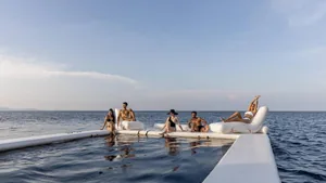 Vanora 170 — floating pool Vanora 170 — floating pool